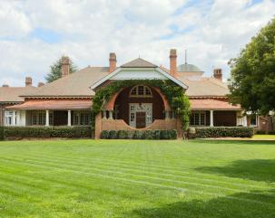 Petersons Winery and Guesthouse Armidale hero